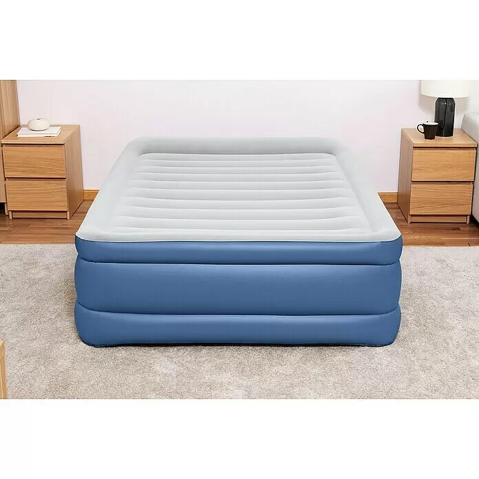 Bestway Luftbett Vento - L x B x H: 203 x 152 x 61 cm, Integrierte Luftpumpe - Blaues und weißes aufblasbares Luftbett in einem Schlafzimmer aufgestellt.