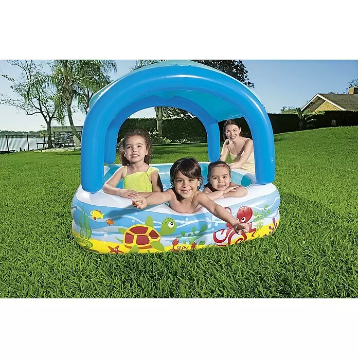 Bestway Planschbecken Beach Buddy - 140 x 140 x 114 cm, Mehrfarbig - Blaues Planschbecken mit Dach und farbigen Meeresbewohner-Designs, von Kindern und einem Erwachsenen genutzt.