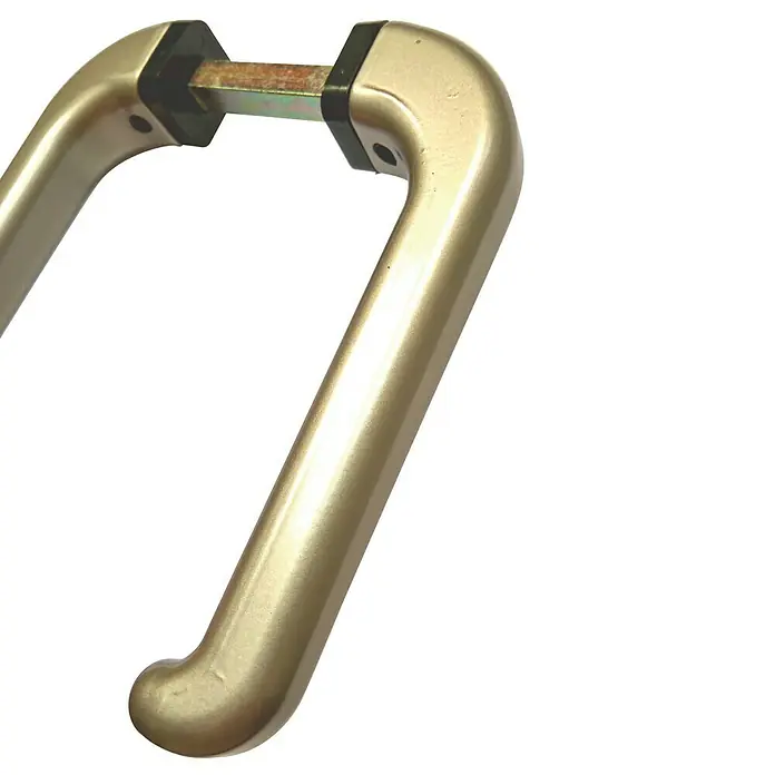 Manilla para ventana - Acero inoxidable - Primer plano de una manija de puerta metálica con extremos de goma negra, que promete una construcción duradera y robusta para el uso diario.