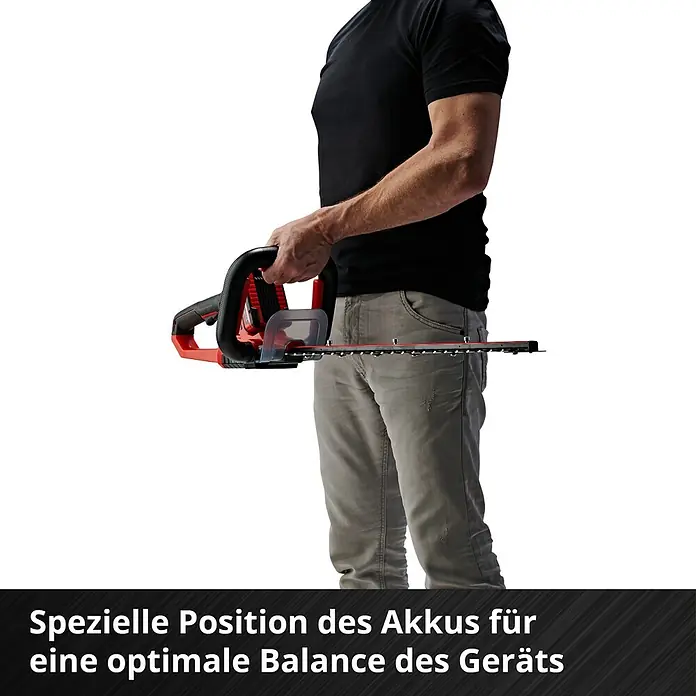 Einhell Power X-Change 18V Akku-Heckenschere Arcurra 18/55 - 18 V, Li-Ionen, Ohne Akku, Schnittlänge: 55 cm - Eine Person benutzt eine rote Akku-Heckenschere.