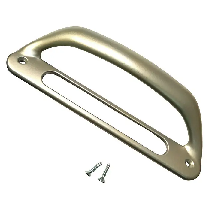 Tirador para puertas ovalado - Plateado - Tirador metálico con tornillos de montaje. El tirador es de color plateado y tiene una forma alargada con bordes redondeados y dos orificios para los tornillos.