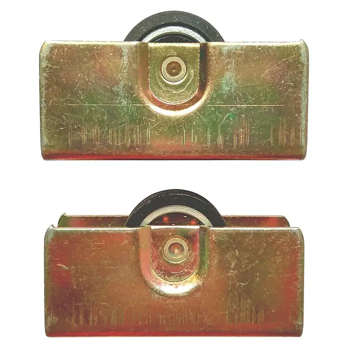 Cojinete de bolas metal 2-M - Diámetro: 20,2 mm, Ancho: 13 mm - Dos rodillos de puerta corredera de color dorado con ruedas negras y cojinetes visibles, aislados sobre blanco.
