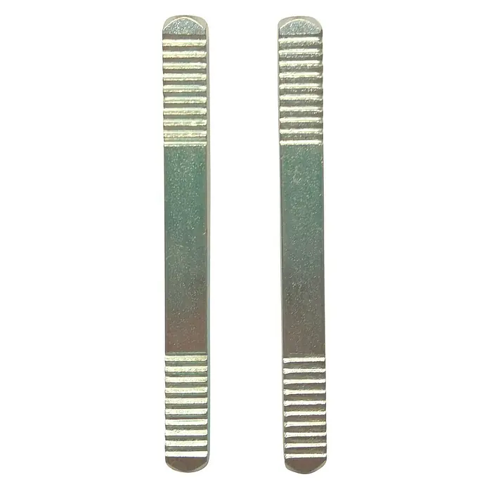 Pasador cuadrado centrado - L x An x Al: 84 x 8 x 8 mm - Primer plano de dos hojas de afeitar plateadas que muestran los detalles de la estructura de la hoja y el metal reflectante.