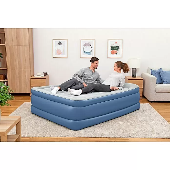 Bestway Luftbett Vento - L x B x H: 203 x 152 x 61 cm, Integrierte Luftpumpe - Blau-graue aufblasbare Luftmatratze mit einem Paar, das darauf entspannt.