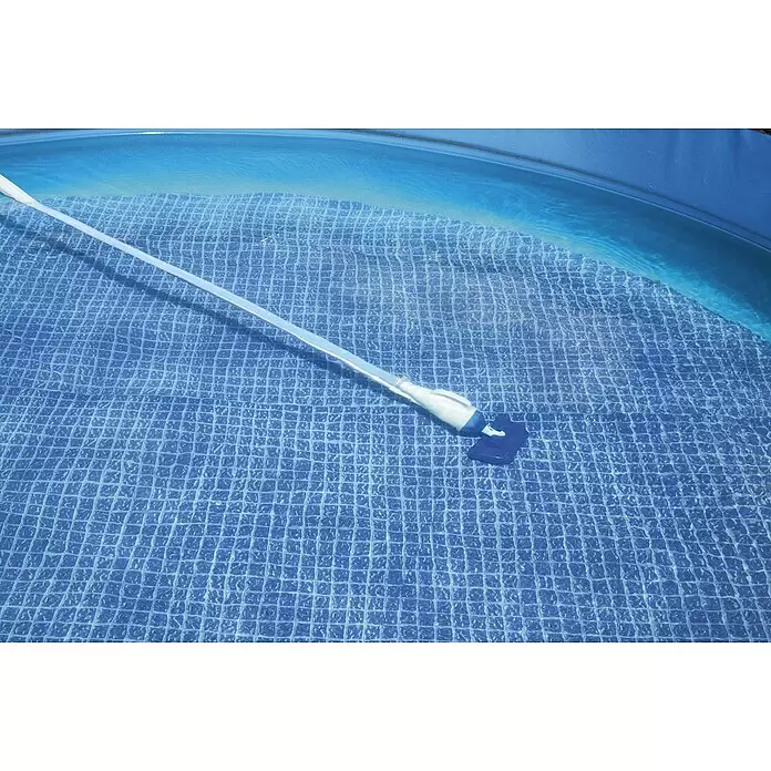 Bestway Flowclear Poolsauger-Set Aquacrawl - Poolreinigung - Weiß-blauer Pool-Sauger reinigt den Boden eines blau gekachelten Pools.