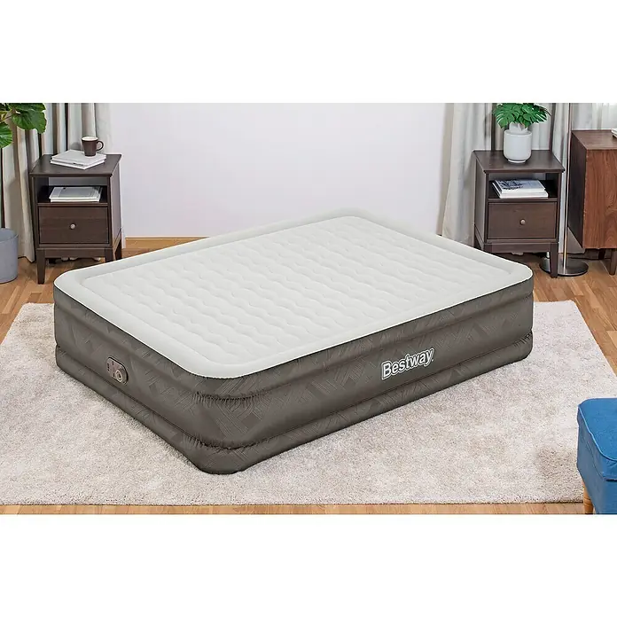 Bestway Luftbett Fortech - L x B x H: 203 x 152 x 46 cm, Integrierte Luftpumpe - Ein Bestway Luftbett mit integrierter Pumpe steht auf einem hellen Teppich, umgeben von Nachttischen und Möbeln.