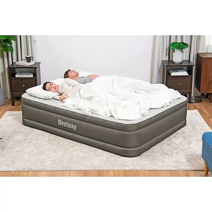 Bestway Luftbett Fortech - L x B x H: 203 x 152 x 46 cm, Integrierte Luftpumpe - Graue Bestway Luftmatratze mit zwei schlafenden Personen unter einer weißen Bettdecke.