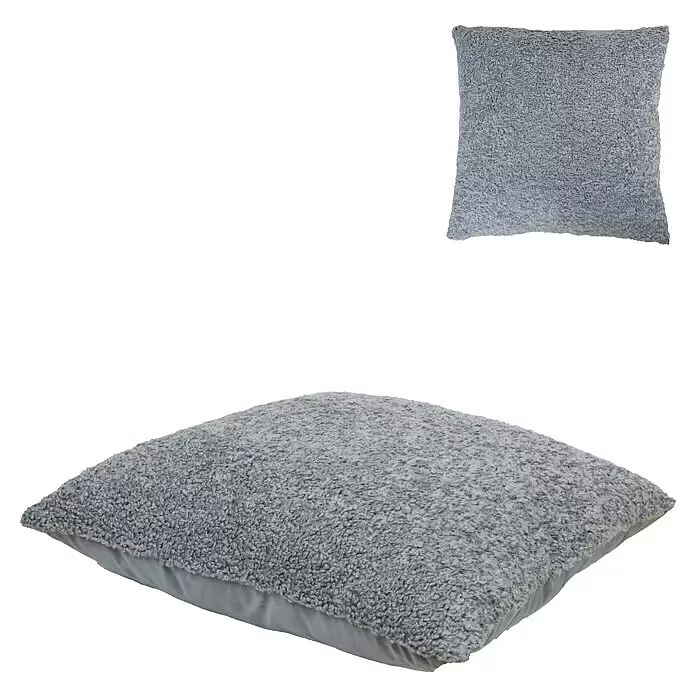 Kissen Teddy - Grau, 60 x 60 cm, 100 % Polyester - Zwei graue, strukturierte Teddy-Kissen. Eines liegt flach, das andere steht aufrecht.