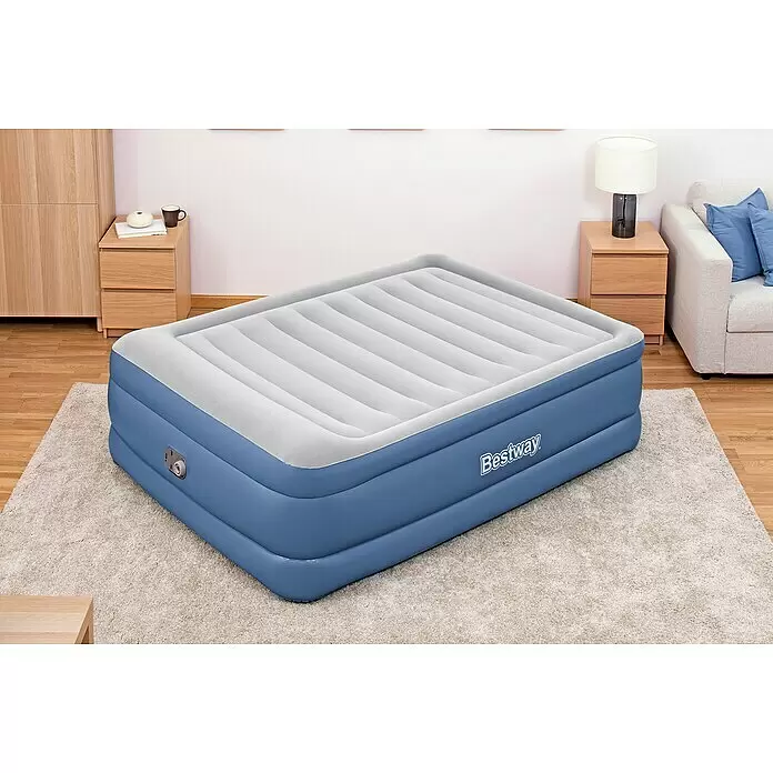 Bestway Luftbett Vento - L x B x H: 203 x 152 x 61 cm, Integrierte Luftpumpe - Blau-weißes aufblasbares Bestway Luftbett auf hellem Teppich, bereit zur Nutzung als temporäre Schlafgelegenheit im Zimmer.