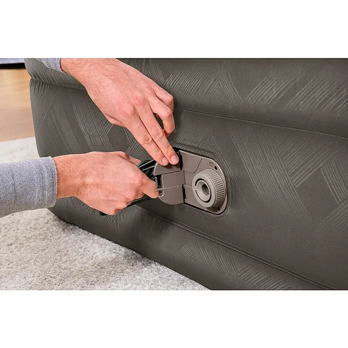Bestway Luftbett Fortech - L x B x H: 203 x 152 x 46 cm, Integrierte Luftpumpe - Eine Person schliesst eine elektrische Luftpumpe an ein graues Luftbett an, um es für den Gebrauch vorzubereiten.