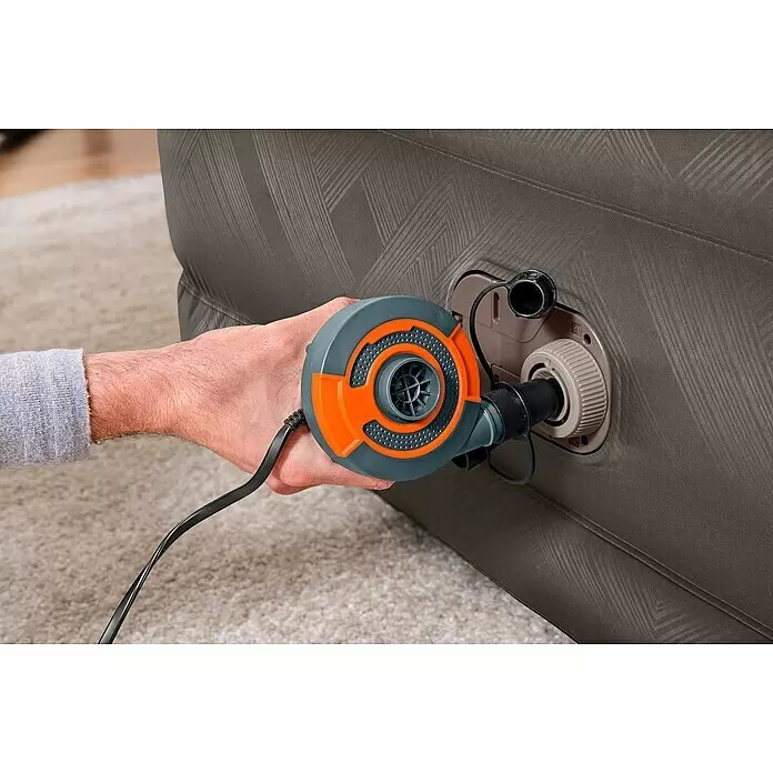 Bestway Luftbett Fortech - L x B x H: 203 x 152 x 46 cm, Integrierte Luftpumpe - Hand benutzt eine orange-graue elektrische Luftpumpe, um eine dunkelgraue Luftmatratze aufzublasen oder abzulassen.