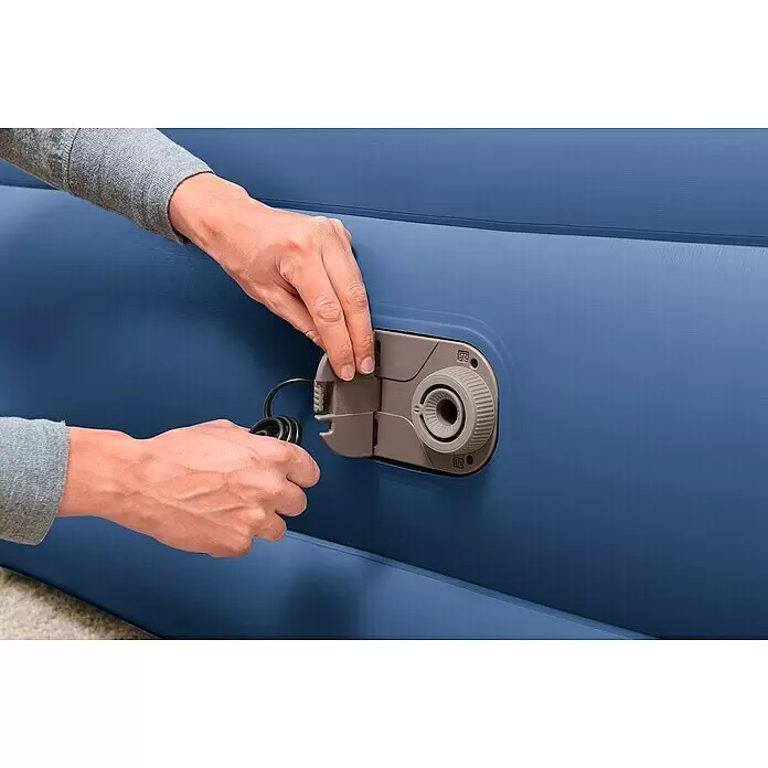 Bestway Luftbett Vento - L x B x H: 203 x 152 x 61 cm, Integrierte Luftpumpe - Hände öffnen ein graues Ventil an einer blauen Luftmatratze, um einen Pumpenschlauch anzuschließen.