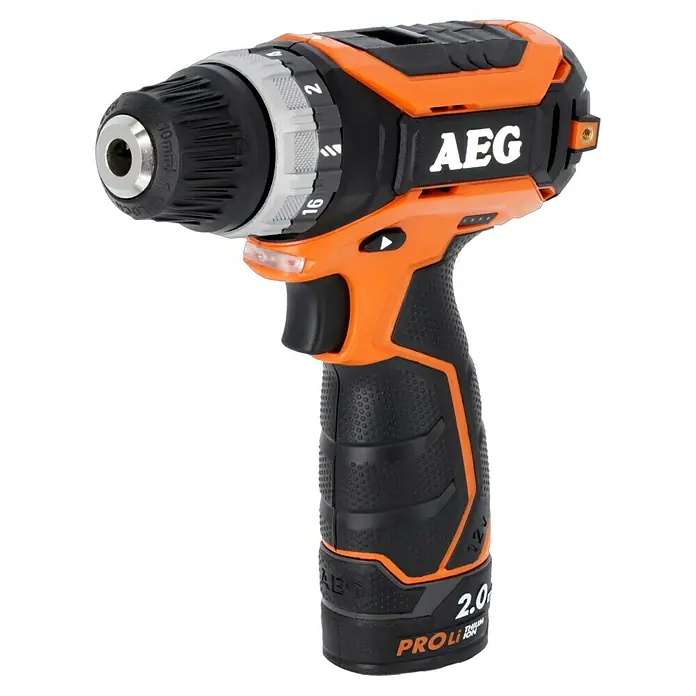AEG Pro 12V Akku-Bohrschrauber BS 12C2 Li-202C - 12 V, 2 Akkus, 2 Ah, 34 Nm - Nahaufnahme eines AEG-Akkuschraubers mit orangefarbenen und schwarzen Akzenten, der ein robustes und ergonomisches Design für verschiedene Bohrarbeiten zeigt.