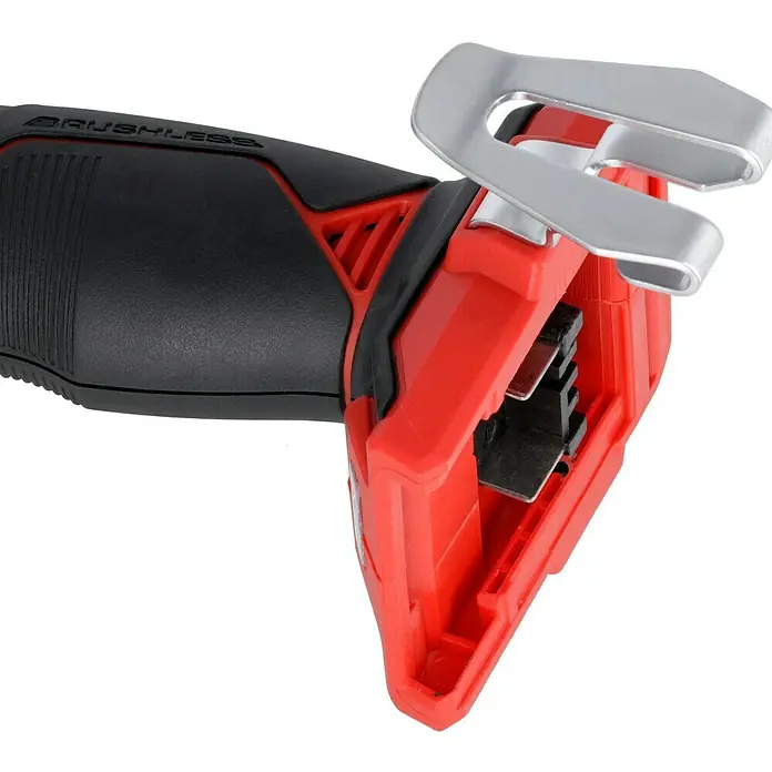 Einhell Professional Power X-Change 18V Akku-Schlagbohrschrauber TP-CD 18/50 Li-i BL - 18 V, 2 Akkus, 2 Ah - 4 Ah, 50 Nm - Nahaufnahme einer roten und schwarzen Milwaukee Rohrschere, die das präzise Schneiden von Rohren ermöglicht.