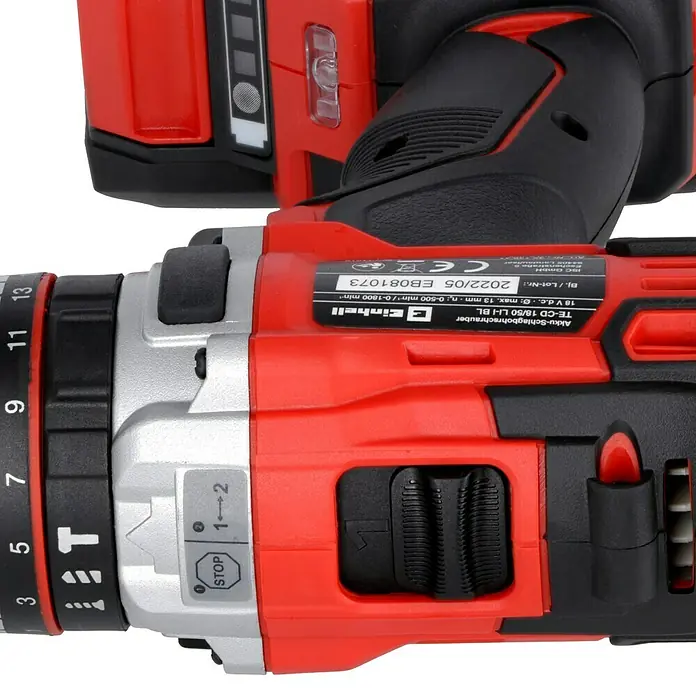 Einhell Professional Power X-Change 18V Akku-Schlagbohrschrauber TP-CD 18/50 Li-i BL - 18 V, 2 Akkus, 2 Ah - 4 Ah, 50 Nm - Detailaufnahme eines Akku-Schlagbohrschraubers TE-CD 18/50 LI-I BL von Einhell in Rot und Silber.