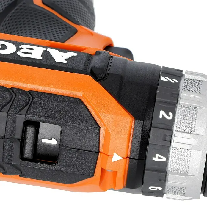 AEG Pro 12V Akku-Bohrschrauber BS 12C2 Li-202C - 12 V, 2 Akkus, 2 Ah, 34 Nm - Nahaufnahme einer AEG-Bohrmaschine, die Details wie Gänge und Drehmomenteinstellungen zeigt.
