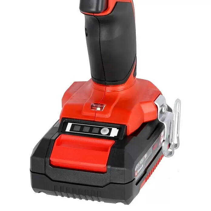 Einhell PXC 18V Akku-Bohrschrauber TE-CD 18/2 Li Kit - 18 V, 2 Akkus, 1,5 Ah, 44 Nm - Roter und schwarzer Akku für ein Akku-Elektrowerkzeug mit Ladeanzeige und Metall-Gürtelclip, am Werkzeuggriff befestigt.
