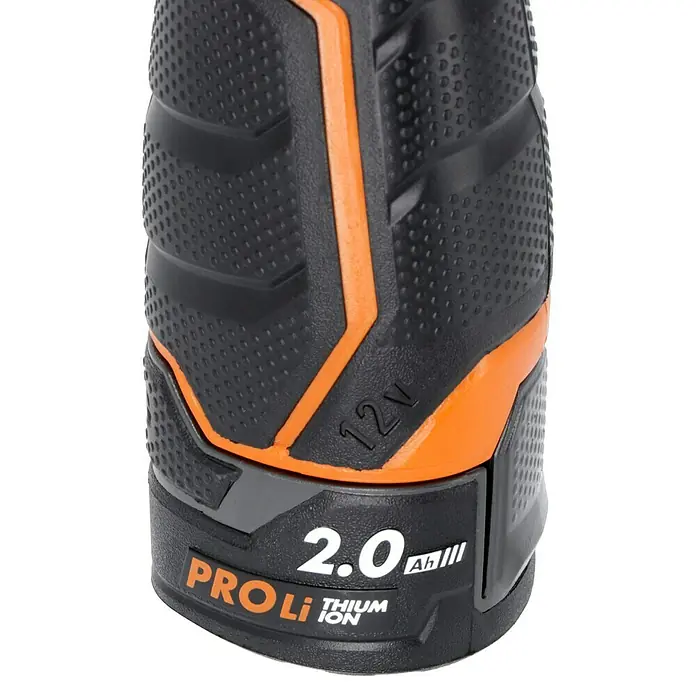 AEG Pro 12V Akku-Bohrschrauber BS 12C2 Li-202C - 12 V, 2 Akkus, 2 Ah, 34 Nm - Nahaufnahme eines schwarzen und orangefarbenen 12V PRO Li-Ionen Akkus mit 2.0 Ah für Elektrowerkzeuge.