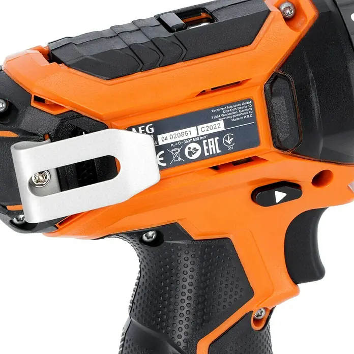 AEG Pro 12V Akku-Bohrschrauber BS 12C2 Li-202C - 12 V, 2 Akkus, 2 Ah, 34 Nm - Nahaufnahme eines orangefarbenen AEG Akku-Bohrschraubers mit silbernem Gürtelclip und Herstellerinformationen auf dem Gehäuse.