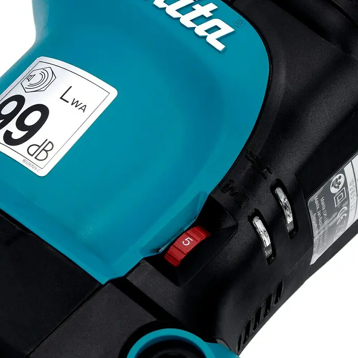 Makita Abbruchhammer HM0871C - 1.100 W, 8,1 J, SDS-Max-Aufnahme - Nahaufnahme einer Makita-Maschine, die Details wie Geräuschpegel (99 dB) und Geschwindigkeitsregler (Stufe 5) hervorhebt.