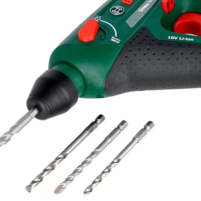 Bosch Power for All 18V Akku-Bohrhammer Uneo Maxx - 18 V, 2 Akkus, 0,6 J - Grüner und schwarzer Bosch Akku-Bohrhammer mit einem silbernen Bohrer, begleitet von drei zusätzlichen Bohrern mit Sechskantschaft.