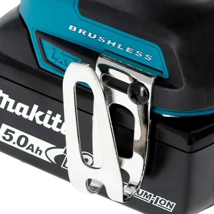 Makita LXT 18V Akku-Bohrschrauber DDF485RTJ + Artikelnr. 33855482 hinzufügen* - 18 V, 2 Akkus, 5 Ah, 50 Nm - Nahaufnahme eines Makita Akkus mit 5.0Ah, der Teil eines Akku-Werkzeugsystems ist. Der Akku verfügt über eine praktische Gürtelclip-Befestigung.