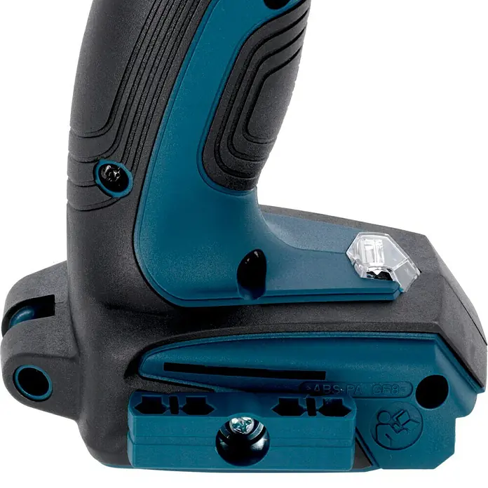 Bosch Professional AMPShare 18V Akku-Schlagbohrschrauber GSB 18V-110 C - 18 V, Ohne Akku, 110 Nm, Inkl. Koffer - Nahaufnahme des Akku-Bohrers, der ein robustes, ergonomisches Design in Schwarz und Blau mit integriertem LED-Licht für präzises Arbeiten zeigt.