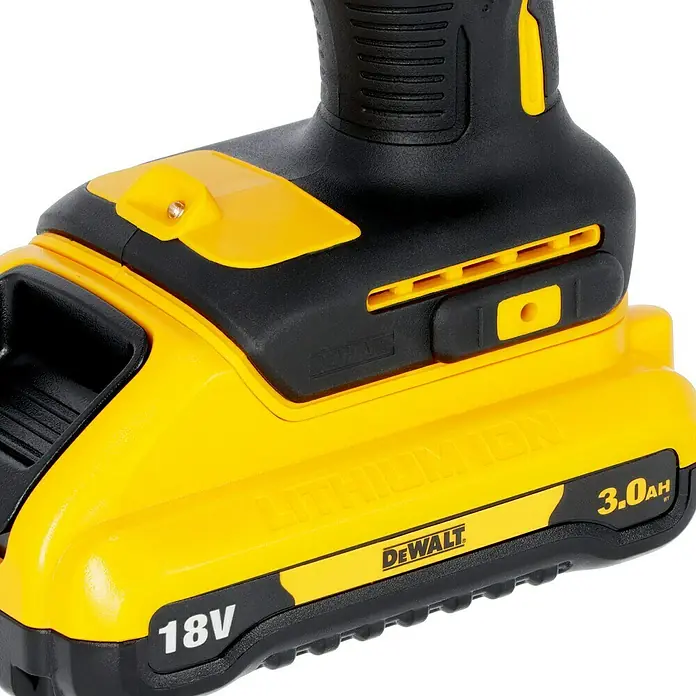 DeWalt XR 18V Akku-Bohrschrauber DCD708L2T - 18 V, 2 Akkus, 3 Ah, 65 Nm - Nahaufnahme eines gelben und schwarzen Dewalt 18V 3.0Ah Lithium-Ionen-Akkus.