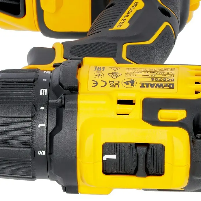 DeWalt XR 18V Akku-Bohrschrauber DCD708L2T - 18 V, 2 Akkus, 3 Ah, 65 Nm - Nahaufnahme eines gelben und schwarzen DeWalt DCD708 Akku-Bohrschraubers mit bürstenlosem Motor.