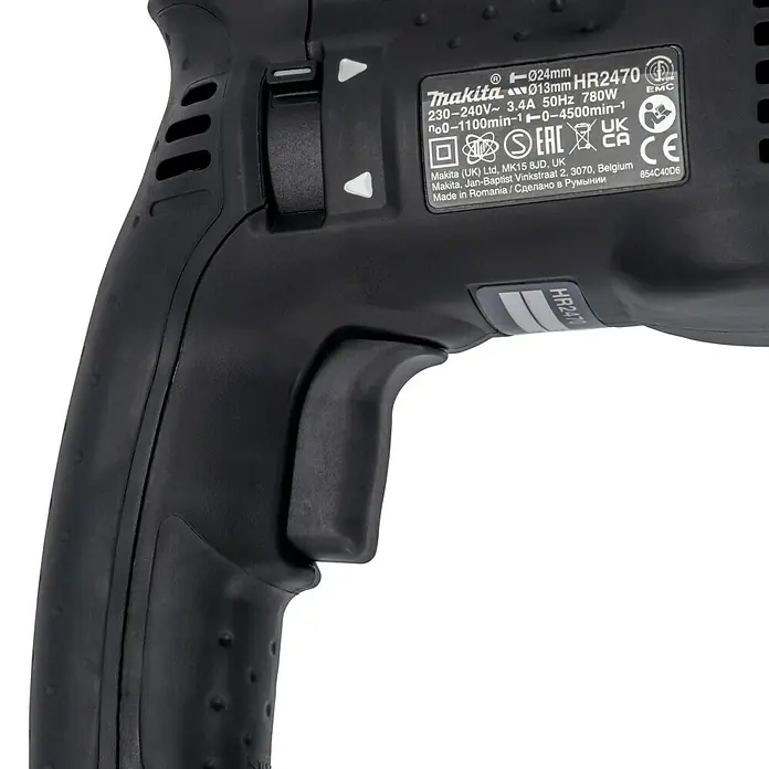 Makita LXT 18V Akku-Bohrschrauber DDF482Z + Artikelnr. 33855482 hinzufügen* - 18 V, Ohne Akku - Nahaufnahme einer Makita HR2470 Bohrmaschine mit Produktdetails und Zertifizierungen auf dem Gehäuse.