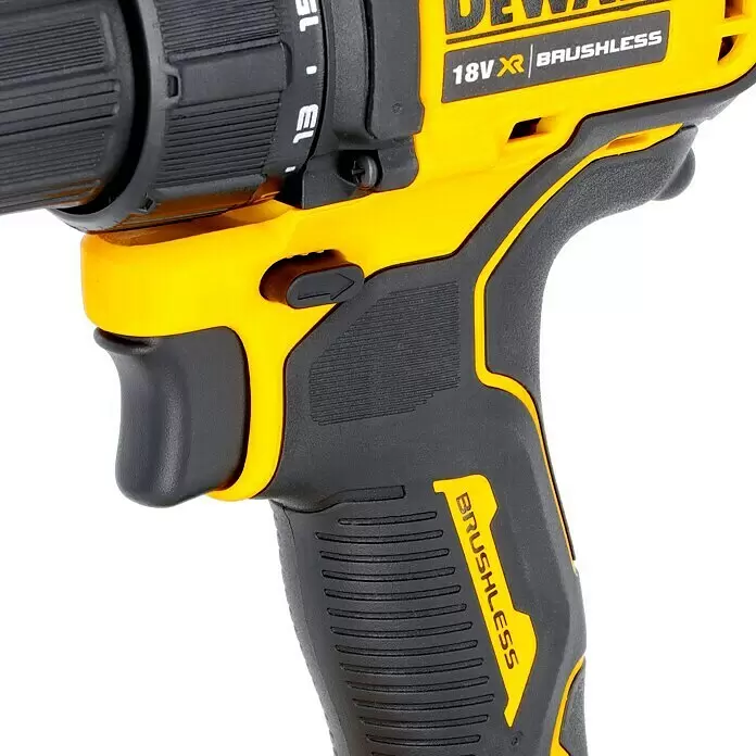 DeWalt XR 18V Akku-Bohrschrauber DCD708L2T - 18 V, 2 Akkus, 3 Ah, 65 Nm - Gelb-schwarze Akkubohrmaschine mit texturiertem Gummigriff und Vor-/Rückwärtsschalter. Mit „18V XR BRUSHLESS“-Branding.