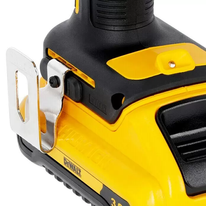 DeWalt XR 18V Akku-Bohrschrauber DCD708L2T - 18 V, 2 Akkus, 3 Ah, 65 Nm - Nahaufnahme eines gelb-schwarzen DeWalt Akkus für Elektrowerkzeuge mit silbernem Metallgürtelclip.