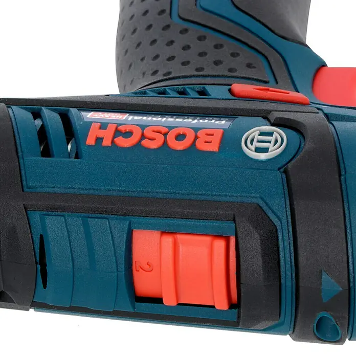 Bosch Professional Akku-Bohrschrauber GSR 12V-15 FC - 12 V, 2 Akkus, 2 Ah, 30 Nm, 11 -tlg. - Detailaufnahme eines Bosch-Elektrowerkzeugs, das die robuste Bauweise und professionelle Qualität des Geräts hervorhebt.