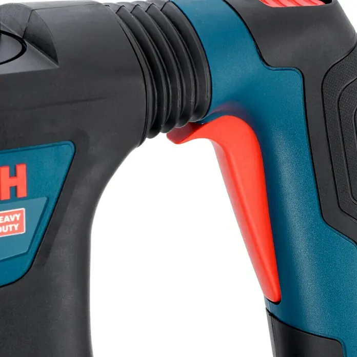 Bosch Professional AMPShare 18V Akku-Kombihammer 18V-34 CF - 18 V, Ohne Akku, 5,8 J - Nahaufnahme eines Bosch-Bohrhammers mit blauem und schwarzem Gehäuse sowie rotem Auslöser für schwere Bohrarbeiten.