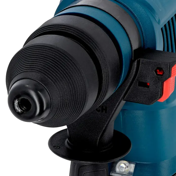 Bosch Professional AMPShare 18V Akku-Kombihammer 18V-34 CF - 18 V, Ohne Akku, 5,8 J - Nahaufnahme einer blauen Bosch-Bohrmaschine mit schwarzem Bohrfutter und rotem Schalter, die sich ideal für schwere Bohrarbeiten eignet.