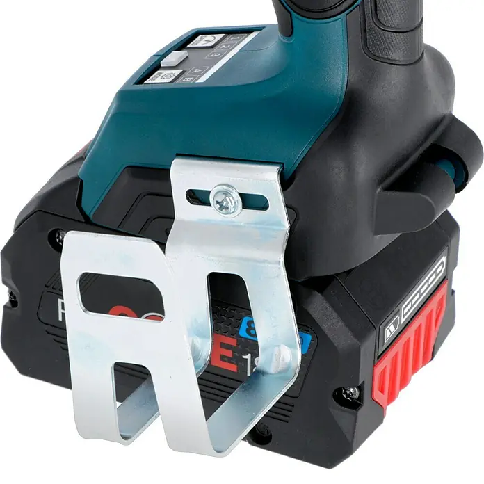 Bosch Professional AMPShare 18V Akku-Drehschlagschrauber GDS 18V-1000 C - 18 V, 2 Akkus, 8 Ah, 1.000 Nm, Inkl. Bluetooth Low Energy Modul GCY 42 - Nahaufnahme eines Werkzeugs mit einem silbernen Metallclip, das die Details und die Funktionalität des Geräts hervorhebt.