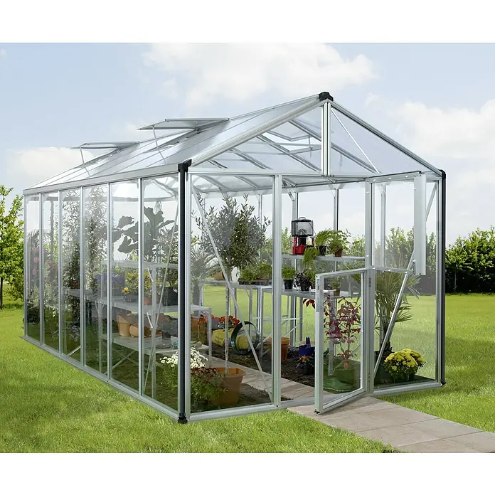 Vitavia Gewächshaus Zeus 11900 - Außenmaß inkl. Dachüberstand (B x T): 256 x 465 cm, 3 mm, Aluminium - Das Bild zeigt ein Gewächshaus im Garten mit Pflanzen auf Regalen. Das Gewächshaus ist aus Glas und Aluminium gefertigt.