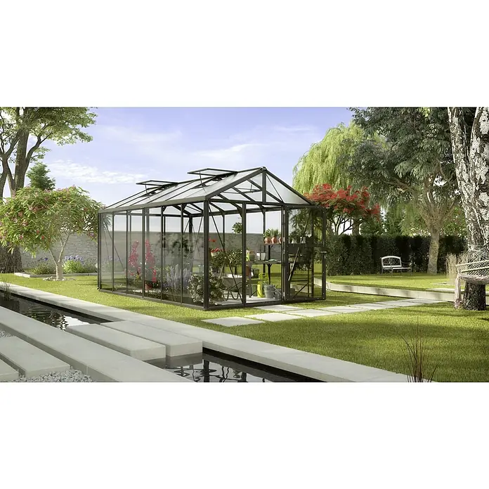 Vitavia Gewächshaus Zeus 11900 Plus - Außenmaß inkl. Dachüberstand (B x T): 256 x 465 cm, 3 mm, Schwarz - Ein geräumiges Gewächshaus mit Pflanzen und Gartengeräten in einem gepflegten Garten mit Teich.