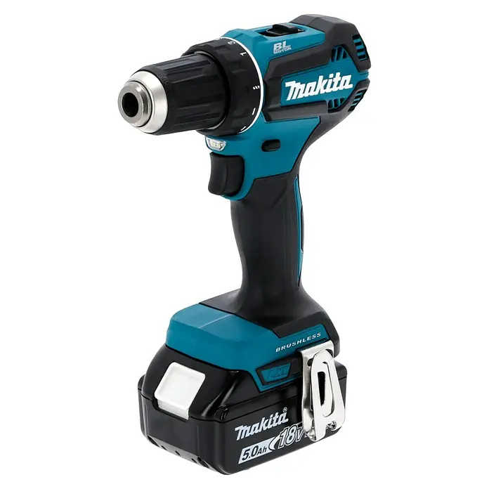 Makita LXT 18V Akku-Bohrschrauber DDF485RTJ + Artikelnr. 33855482 hinzufügen* - 18 V, 2 Akkus, 5 Ah, 50 Nm - Nahaufnahme einer Makita Akku-Bohrmaschine mit blaugrünen und schwarzen Akzenten auf einem schwarzen Hintergrund.