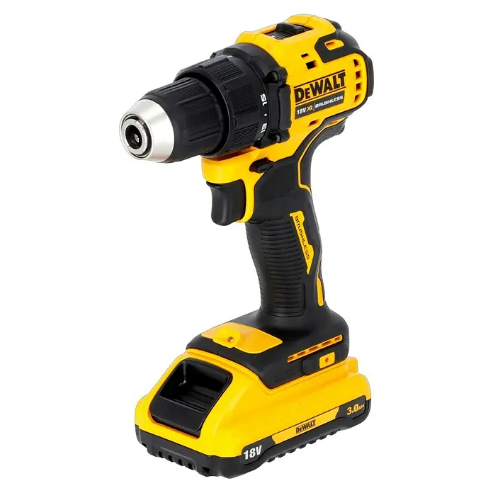 DeWalt XR 18V Akku-Bohrschrauber DCD708L2T - 18 V, 2 Akkus, 3 Ah, 65 Nm - Nahaufnahme eines gelb-schwarzen DeWalt Akku-Bohrschraubers mit bürstenlosem Motor, der für seine Leistung und Effizienz bekannt ist.