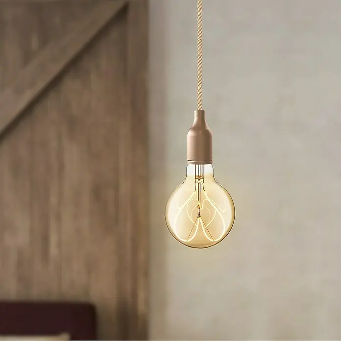 Home Sweet Home LED-Lampe Heart Vintage Globe-Form E27 - E27, Dimmbar, Warmweiß, 280 lm, 4 W - Hängende Glühbirne mit dekorativem Glühfaden und einem goldenen Farbton, der ein warmes Licht ausstrahlt. Die Lampe hängt an einem geflochtenen Kabel.