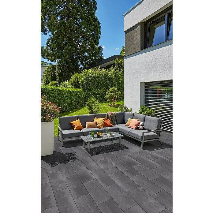 EHL Terrassenplatte Grande - 80 x 40 x 5 cm, Nero, Beton - Gartenlounge-Set auf einer Terrasse. Das Set besteht aus einem Ecksofa mit Kissen und einem passenden Couchtisch, ideal für entspannte Stunden im Freien.