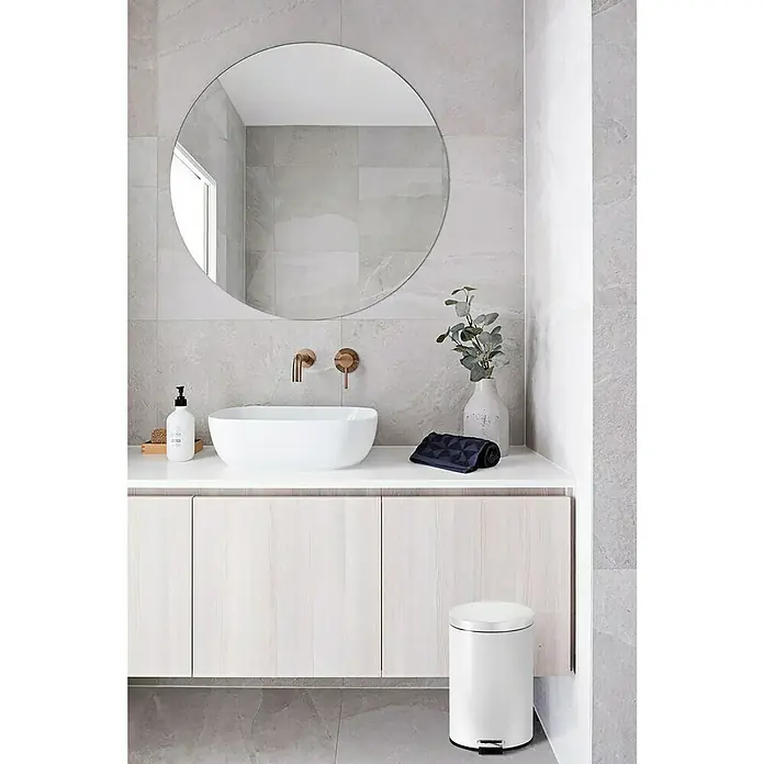 Vepa Bins Treteimer Trittmülleimer Venus - 12 l, Metall, Weiß - Badezimmer mit einem runden Spiegel über einem modernen Waschtisch und einem weißen Mülleimer.
