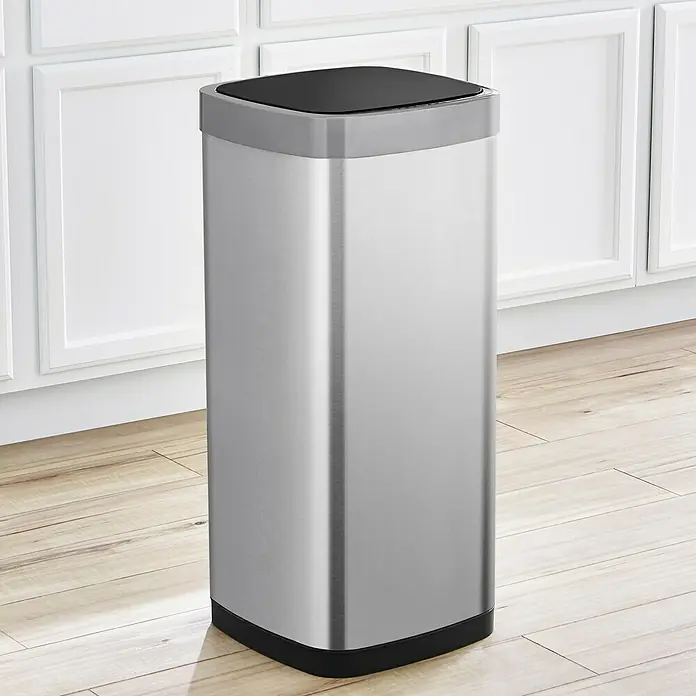 Vepa Bins Sensormülleimer EcoSmart - 50 l, Edelstahl, Mattsilber - Ein moderner, rechteckiger Abfalleimer aus Edelstahl mit schwarzem Deckel und Boden, der in einem Küchenbereich steht.
