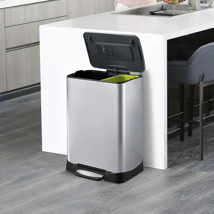 Vepa Bins Treteimer Neo-Cube Recycling - 46 l, Edelstahl, Mattsilber - Ein silberner, rechteckiger Joseph Joseph Mülltrenner mit zwei Fächern und einem schwarzen Deckel steht in einer modernen Küche.