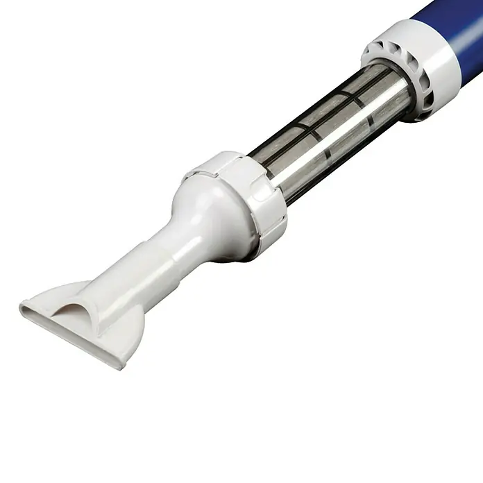 Zodiac Aspirador para piscina Spa Wand - Manual - Primer plano de un limpiafondos con un recipiente de filtro transparente y una boquilla blanca para limpiar fondos de piscinas.