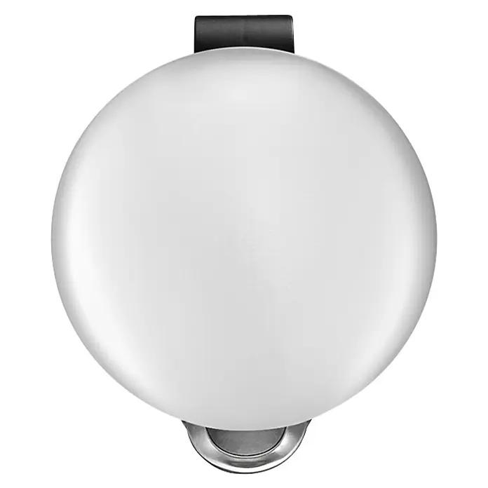 Vepa Bins Treteimer Maggey - 12 l, Edelstahl, Weiß - Eine Nahaufnahme eines weißen, runden Apple AirTag Ortungsgerät mit einem Schlüsselanhänger und Clip zur Befestigung an Gegenständen.