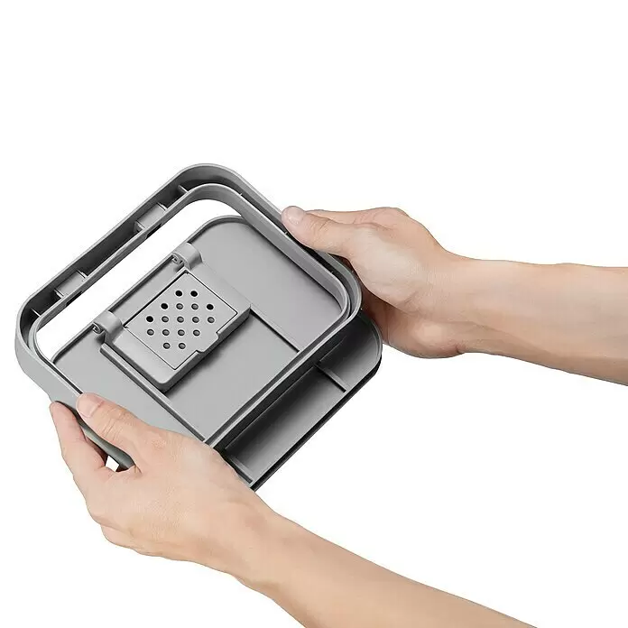 Vepa Bins Standard Mülleimer Foodwaste Caddy Puro II - 5 l, Kunststoff, Grau - Graues faltbares Plastik-Küchensieb wird gehalten und gefaltet.