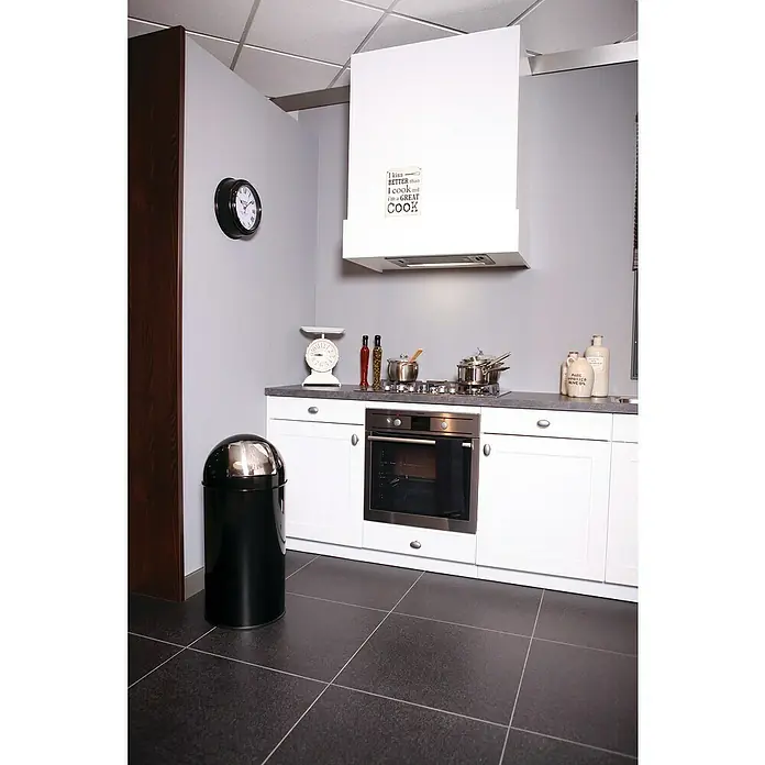 Vepa Bins Standard Mülleimer Pushcan - 40 l, Metall, Schwarz - Ein modernes Küchendesign mit weißen Schränken, einem schwarzen Mülleimer und Küchenutensilien auf der Arbeitsplatte.