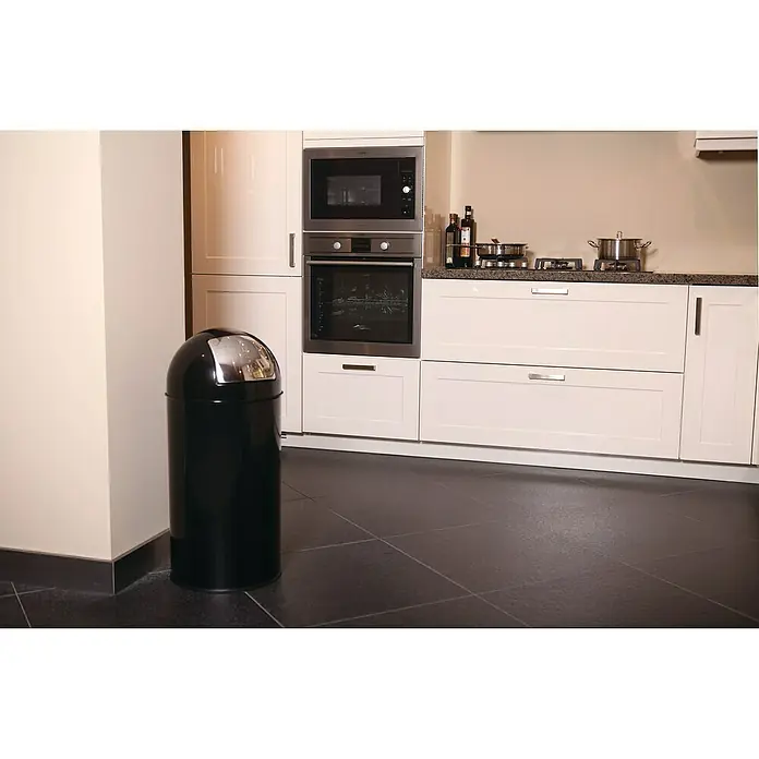 Vepa Bins Standard Mülleimer Pushcan - 40 l, Metall, Schwarz - Bild eines schwarzen Mülleimers mit silbernem Deckel in einer modernen Küche.